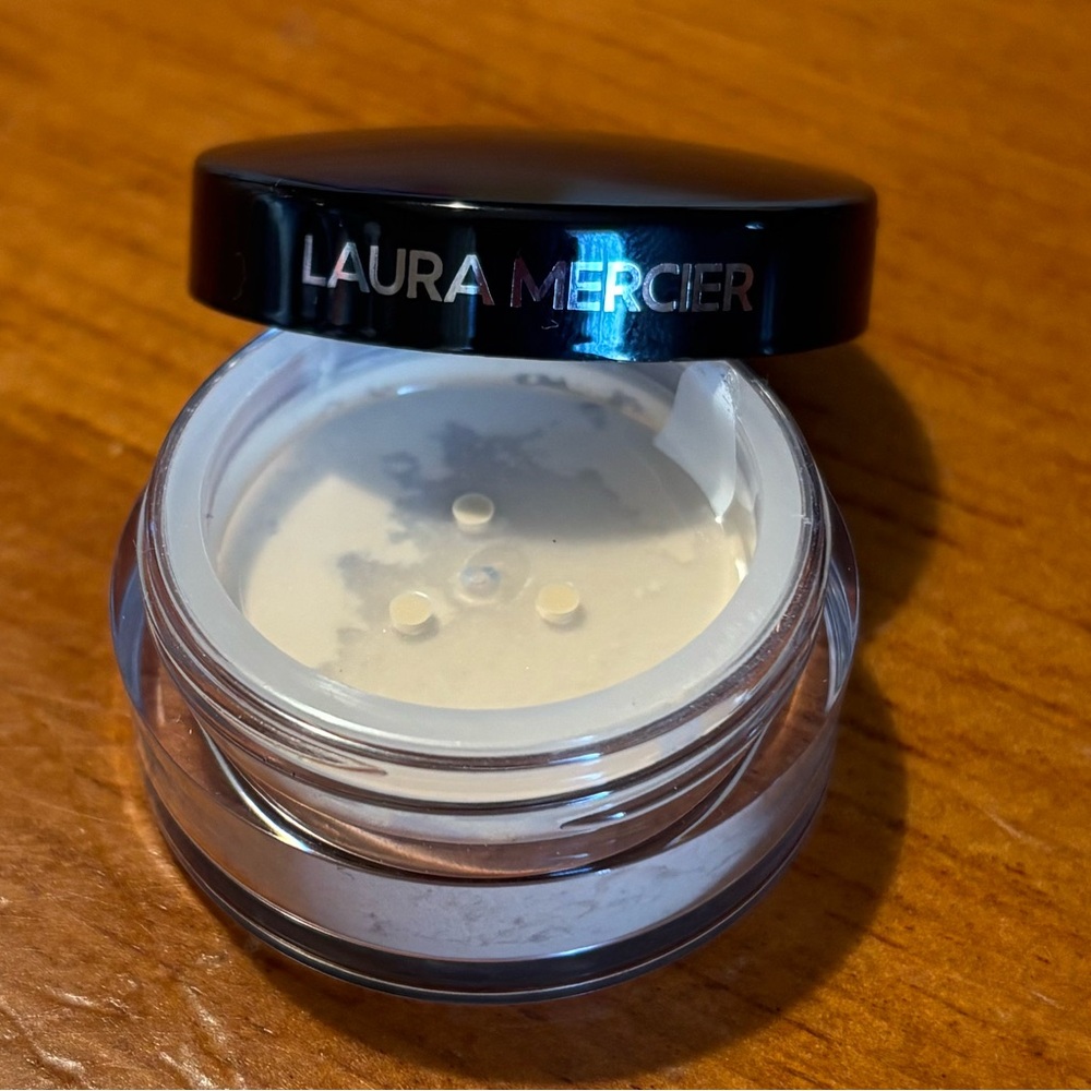 Laura Mercier Translucent Setting Powder - Picture 3 of 12